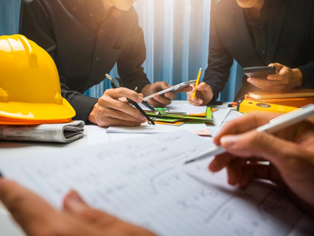 Teamwork-Of-Business-Man-Contr-181880653